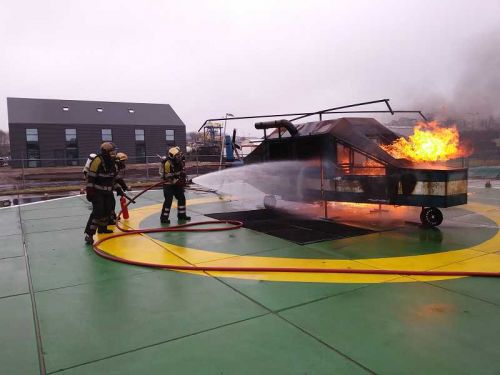 Brandbekämpfung an Helikopter